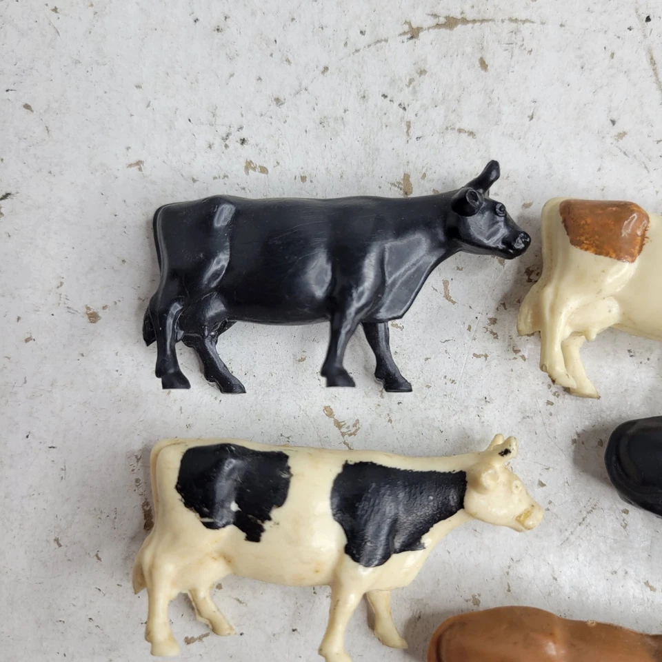 Plasticville O Scale Barnyard Animals Cows lot of 5 - Image 2 of 4