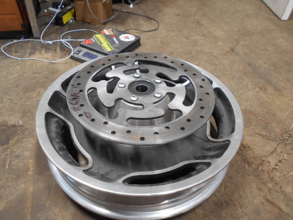 Harley-Davidson Street Glide 2006-2007 rueda delantera fundida de 16" x 3" usada 41285-06 Foto 2 de 4