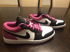 fuchsia sneakers nike