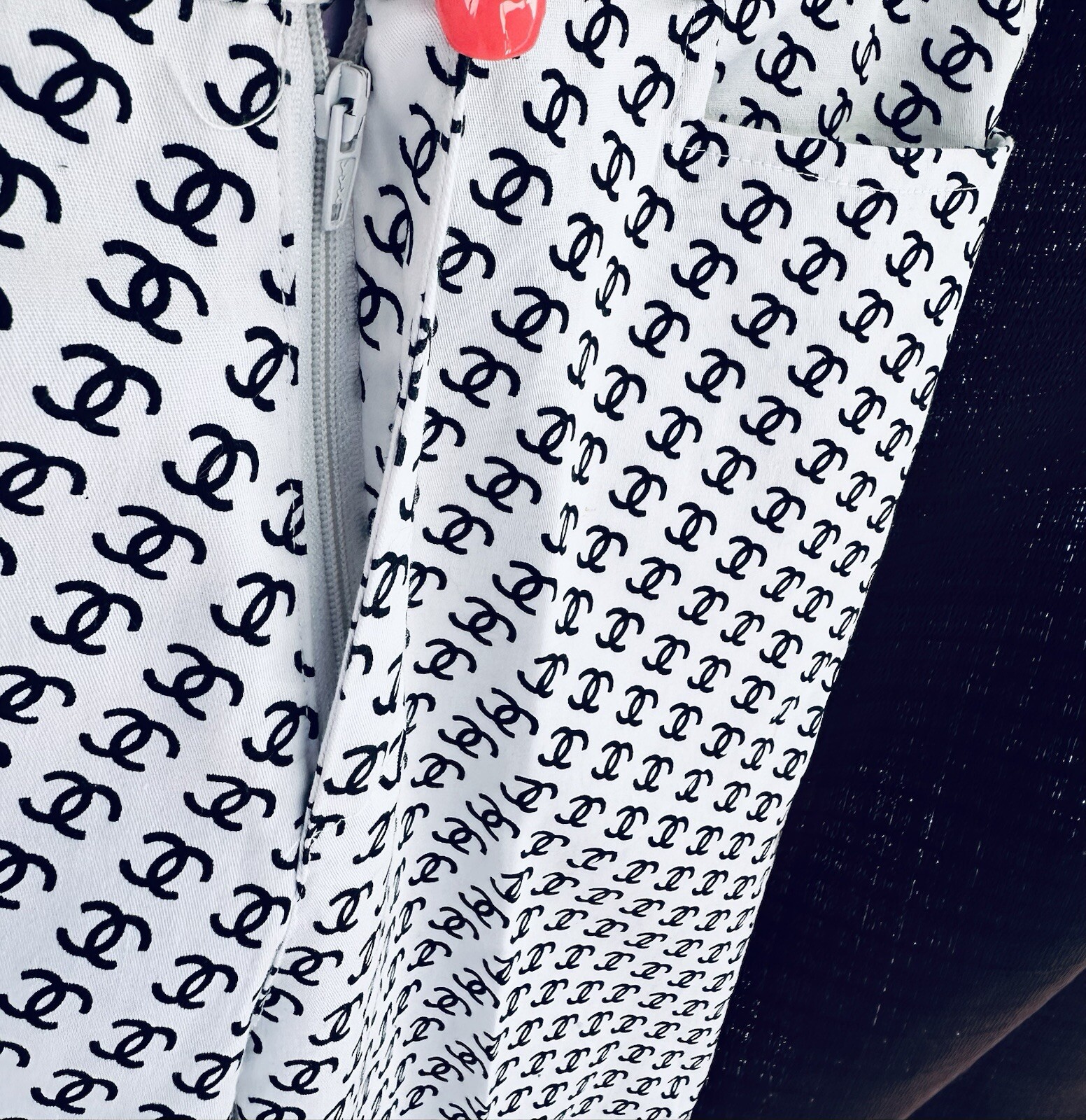 Vintage Chanel CC Print Logo Capri’s Black/White M Silver tone Button Zip image 10