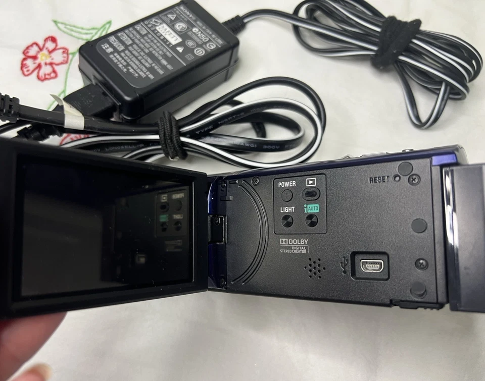 Sony Handycam DCR-SX85 Digital Camcorder Zeiss 70x Zoom Battery & Charging Cord - Image 3 of 4