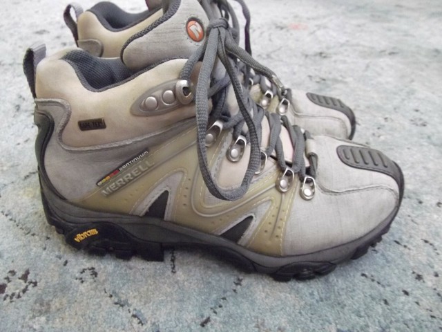 salomon hiking boots women's sale