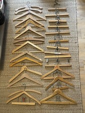 GROS LOT 27 CINTRES EN BOIS VESTE PANTALON JUPE ANCIEN RÉCENT MECANISME PINCES