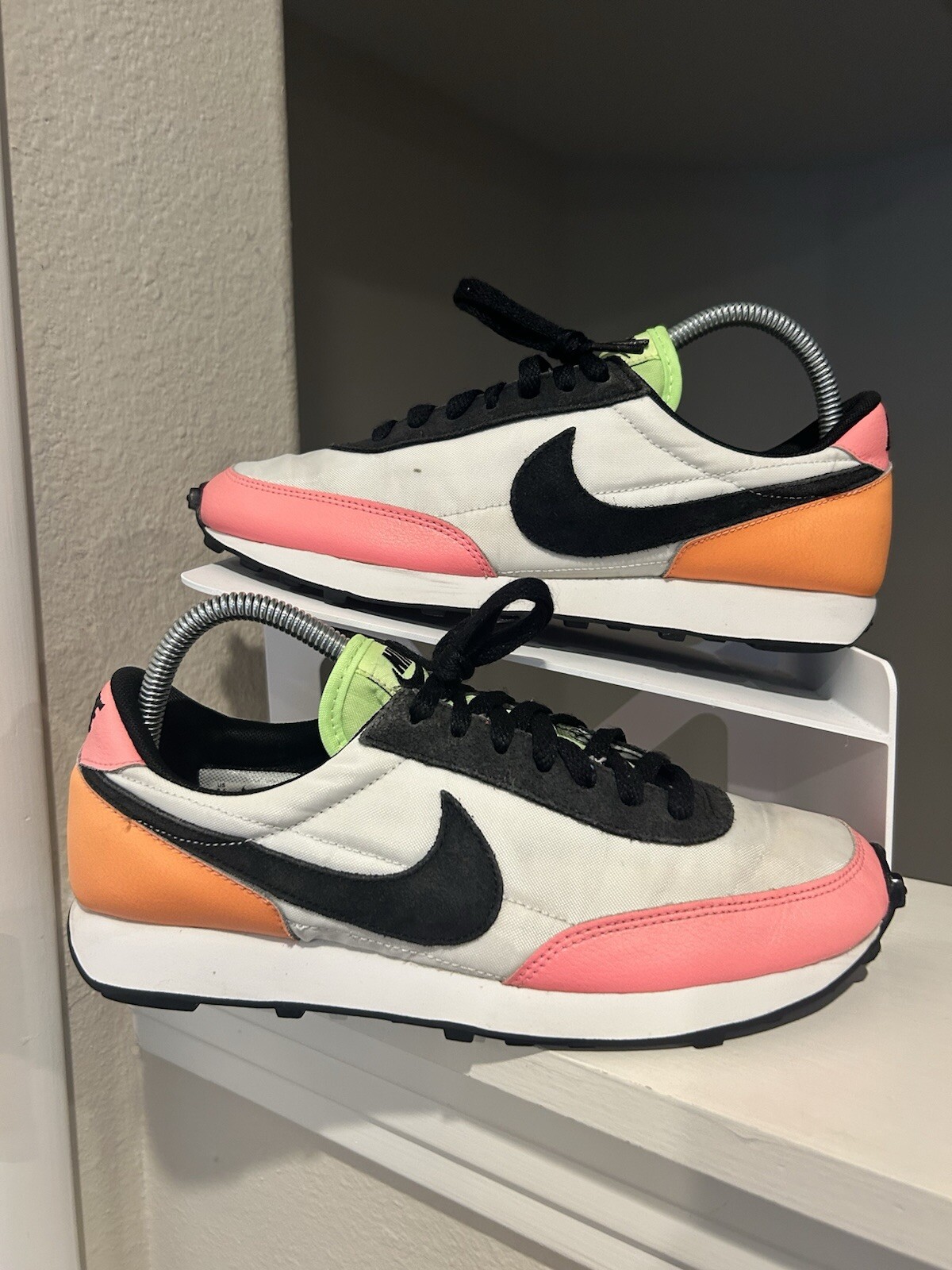 NIKE WOMENS DAYBREAK SUMMIT WHITE SUNSET PULSE NEON WAFFLE SIZE 8.5