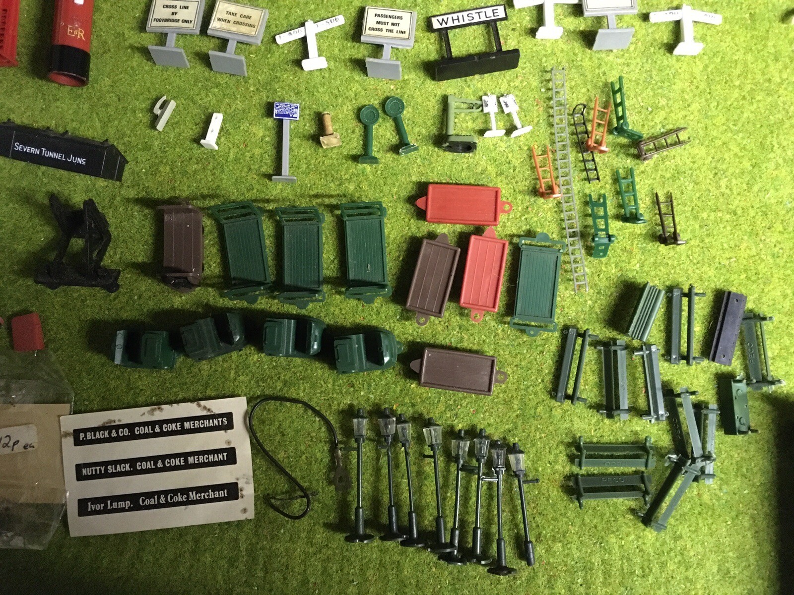 Job Lot of Vintage model train OO gauge accessories eBay