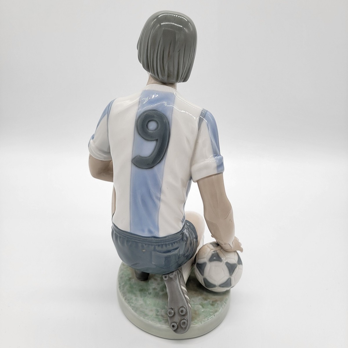 Lladro Collectible Figurine Male Soccer Player Kneeling 5200 #5200