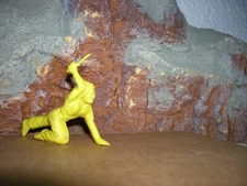 MARX 1950 INDIAN 60MM CRAWLING W/ KNIFE MX271 TOY SOLDIER YELLOW FORT APACHE