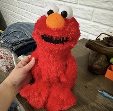 Sesame Street Love to Hug Elmo Talking Singing Hugging 14" Plush Bilingual Red