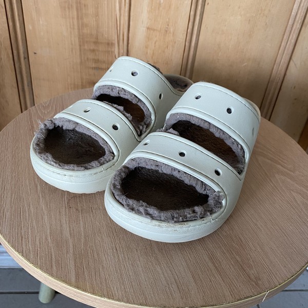 Crocs Unisex  Classic Cozzzy Lined Sandal Women’s Size 8 Mens Size 6 - Bone