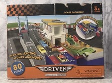 Driven by Battat 2 in 1 Mini Pista da Corsa Tascabile Micro Macchine Auto Mancanti LEGGI