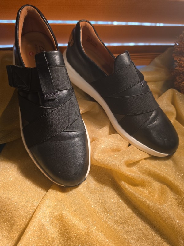 Clarks Un Rio Black leather slip on* Comfort Casual sneaker Womens SZ*8M EUC 