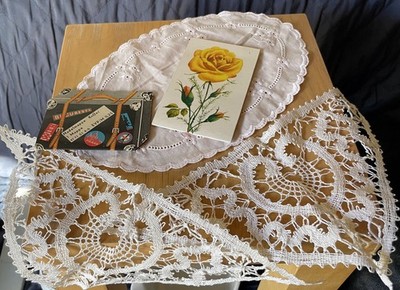 Set-2 Teile Spitzen Besatz-Kragen-weiß-Klöppel Spitze+Nadelbuch-DDR+Läuferchen