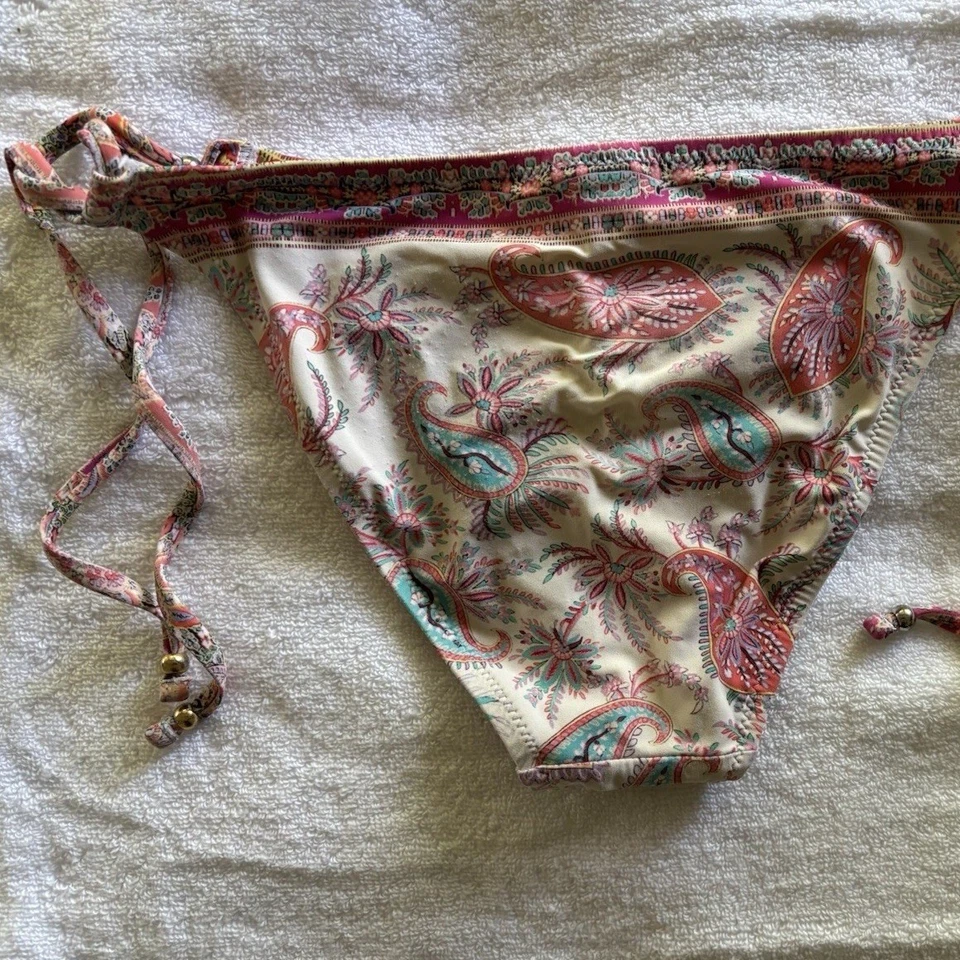 Biquíni de natação Nanette Lepore pequeno estampa paisley com cadarço parte superior - Imagem 3 de 4