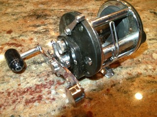 VINTAGE FISHING REEL PENN 10 NICE