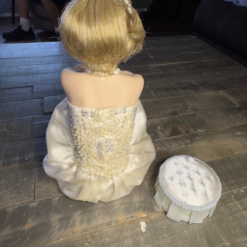 Bambola Franklin principessa Diana seduta limitata/numerata come nuova su sgabello ciuffo - Foto 10 di 11