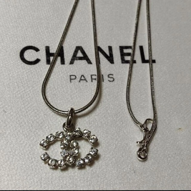Collana CHANEL con ciondolo logo motivo cocco strass cristallo 00A
