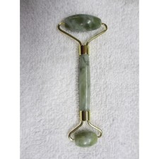 jade-facial-roller-to-reduce-puffiness-and-redness