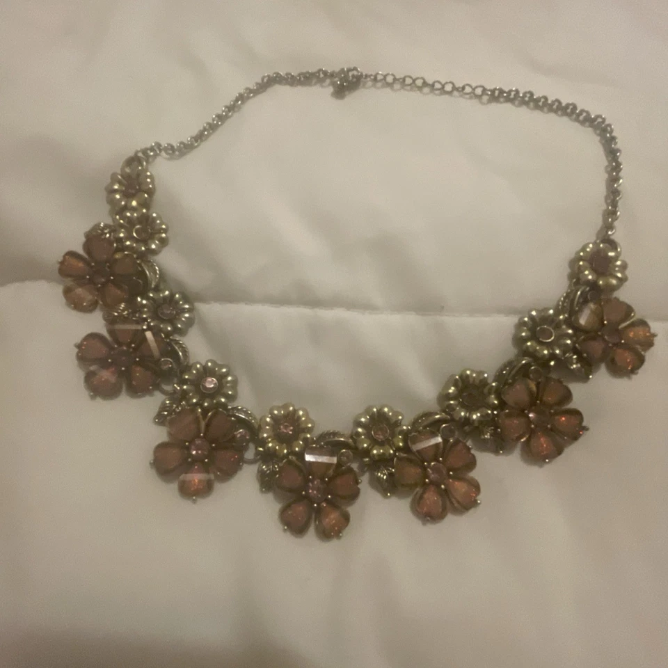 Collar vintage con dije de flores de vidrio dorado y rosa con cadena de plata Foto 2 de 2