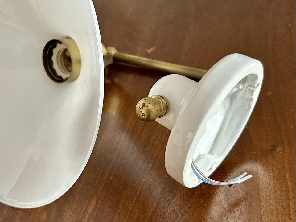 Coppia Applique da Parete Ottone e Vetro Opalino Bianco Vintage Anni 80 - Immagine 4 di 4