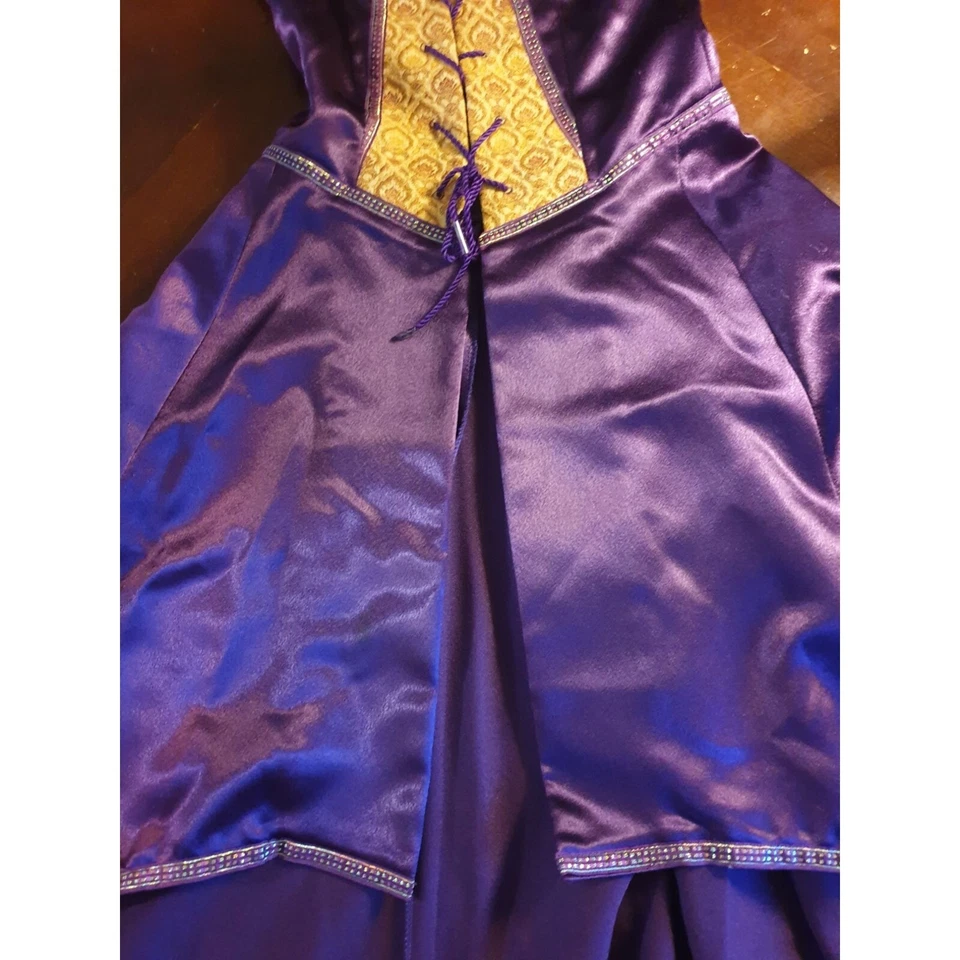 Vestido medieval renacentista para mujer S púrpura satinado detalles dorados asimétrico  Foto 4 de 4