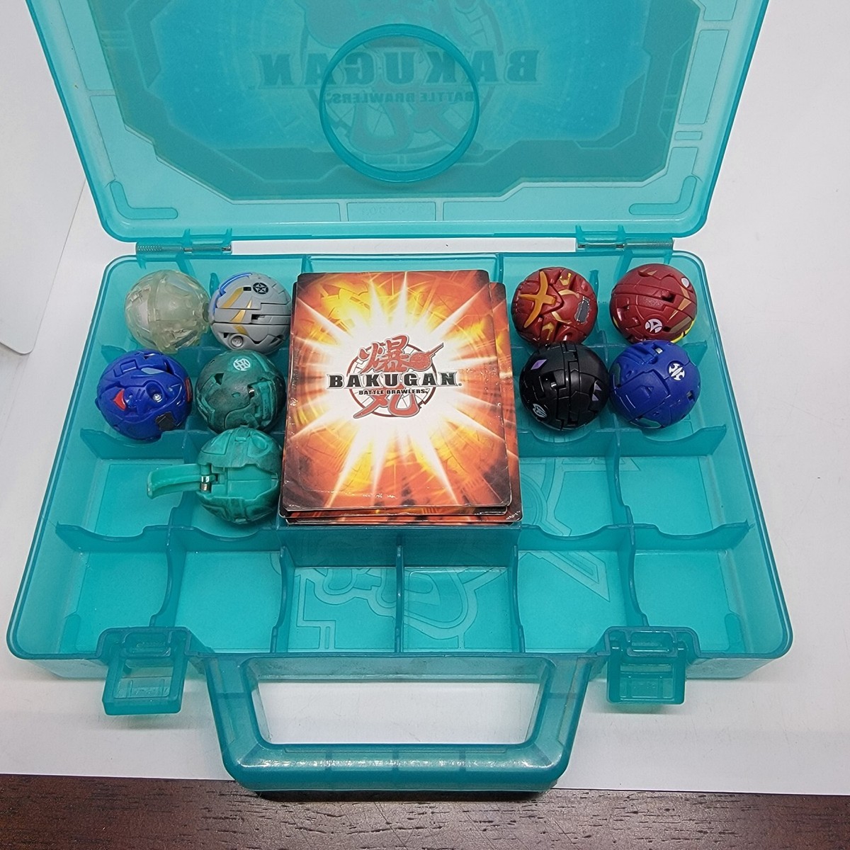 BAKUGAN BATTLE BRAWLERS ケース付き Bakugan Battle Brawlers Carry Case 9 Brawler Figures & 31
