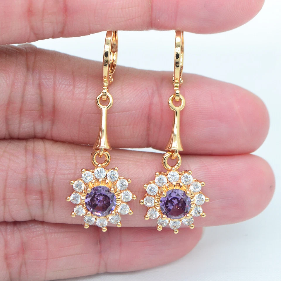 Pendientes colgantes redondos con halo de topacio místico verde rellenos de oro amarillo de 18 quilates para mujer Foto 2 de 4