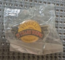 VINTAGE FEDERAL 75 YEARS YOUNG 1922-1997 MADE IN USA LAPEL PIN - NEW OLD STOCK
