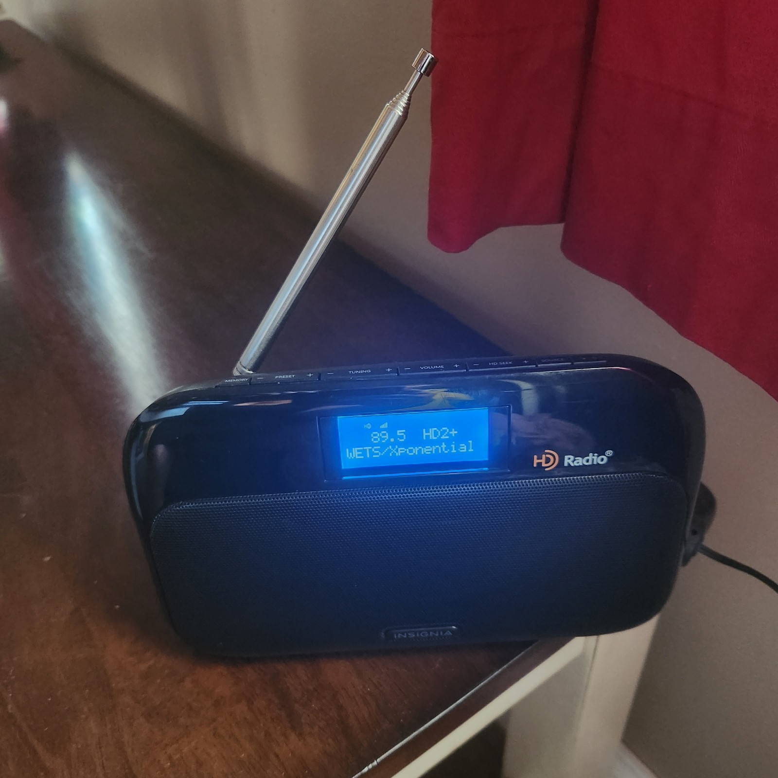 Insignia NS-HDRAD2 Tabletop HD FM Radio in Excellent Working