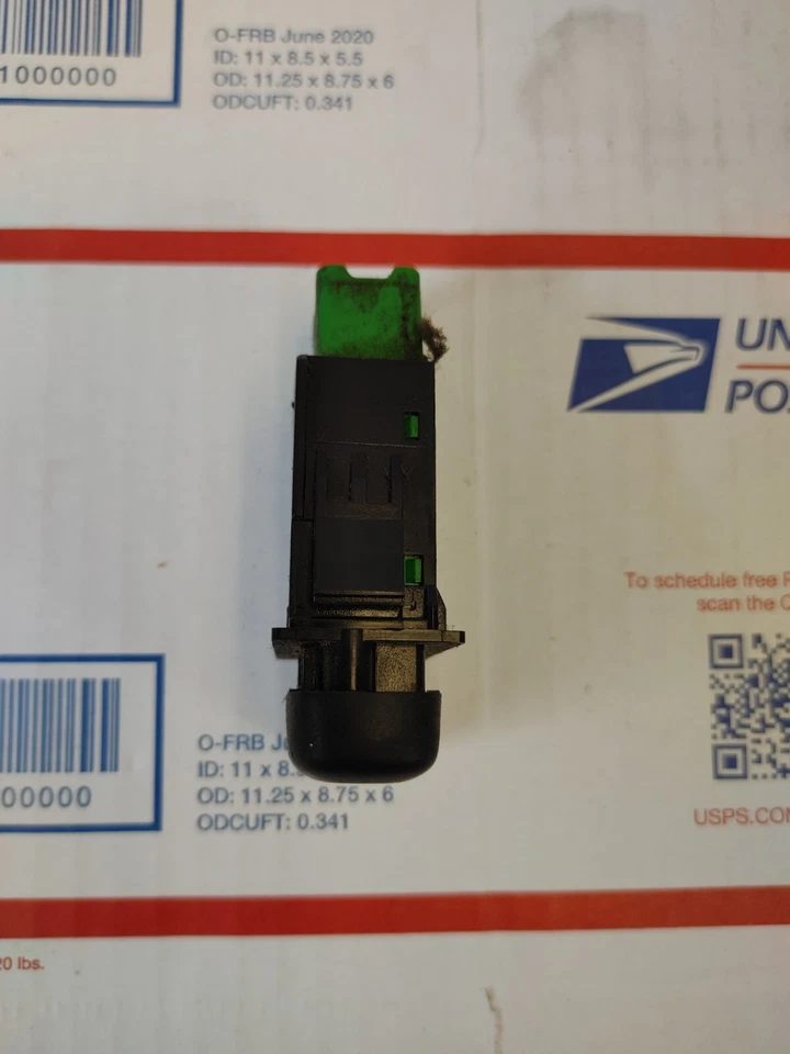 Interruptor de descongelación trasero compatible con 1999 2000 2001 2002 2003 2004 GEO/CHEVROLET TRACKER Foto 2 de 4