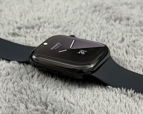 APPLE WATCH SERIES 8 HERMES / SPACE BLACK STAINLESS / 45mm BLACK SILICONE BAND - Photo 5 sur 12