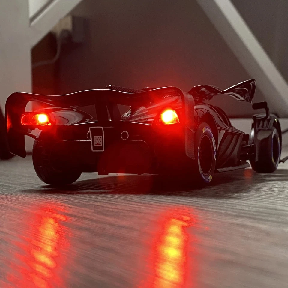 1:24 Aston Martin Valkyrie AMR PRO Superdeportivo Aleación Diecast Modelo Coche Luz de Sonido Foto 2 de 4