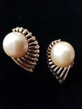 Sarah Coventry 1950's BOLD Gold Tone & Faux Pearl Clip on Earrings - GORGEOUS