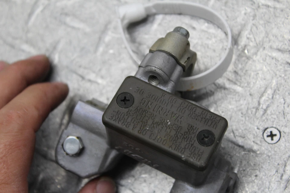 2002 KAWASAKI KX125 FRONT BRAKE MASTER CYLINDER - Image 4 of 4