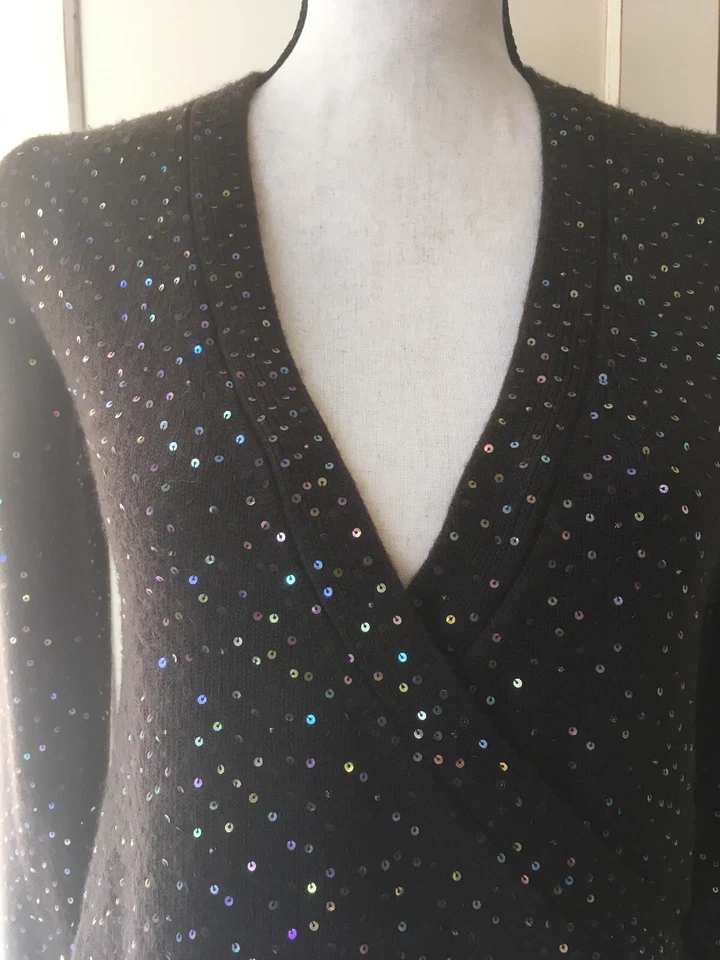 Suéter envolvente de cachemir/acrílico marrón talla S con lentejuelas ReneeC By So C para mujer Foto 3 de 4