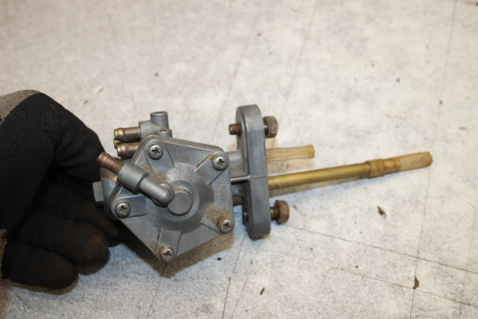 Suzuki GT380 1972 Sebring tanque de gasolina llave de combustible H2-8169. Baby Foto 4 de 4