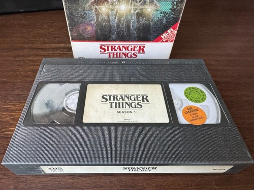 STRANGER THINGS SEASON 1 - 4K ULTRA HD + BLU-RAY - 2017!! RARE!! WITH POSTER!! - Picture 3 of 6
