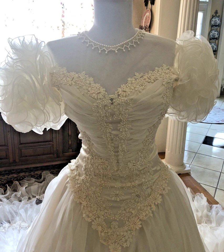 Vestidos de novia brillantes catedral con largo plisado tren de barrido satinado Foto 3 de 4