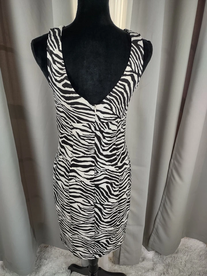 Vestido ceñido al cuerpo con estampado de cebra Alyn Paige talla 9/10 nuevo con etiquetas - cuello en V delantero y trasero (nuevo con etiquetas) Foto 4 de 4