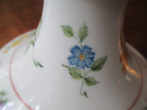 VINTAGE PORCELAIN WHITE FLORAL-RED TRIMMED 3 3/4" HI SINGLE CANDLE HOLDER-JAPAN - Picture 4 of 12