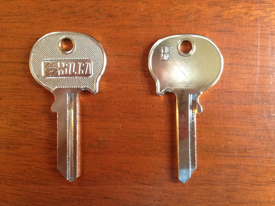 LLAVE DE ENCENDIDO FERRARI EN BLANCO.  308 328 275 330 365 DINO BB 246 208 GTS GTB GT4 Foto 2 de 3