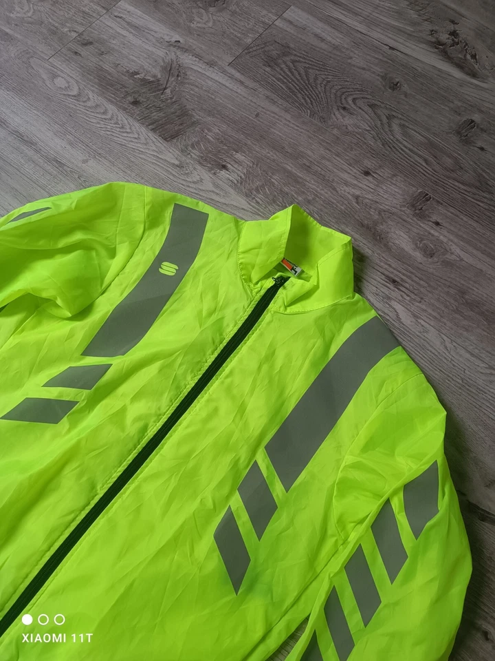  Sportful Cycling  Rain Jacket  Size M Green Sports Equipment  - Image 2 of 4