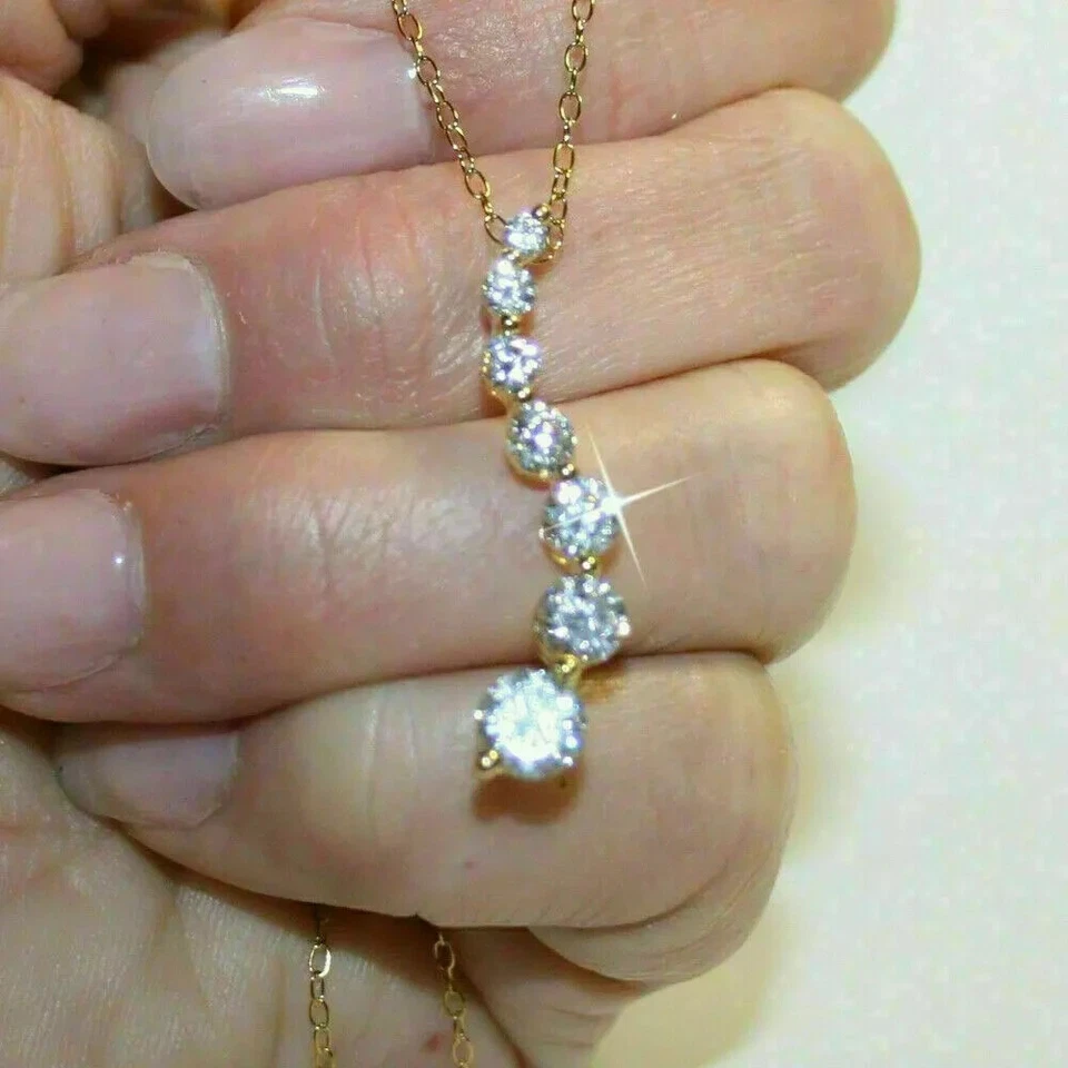 Colgante de viaje de diamantes creado en laboratorio de corte redondo de 3 quilates enchapado en oro amarillo de 14 quilates Foto 4 de 4