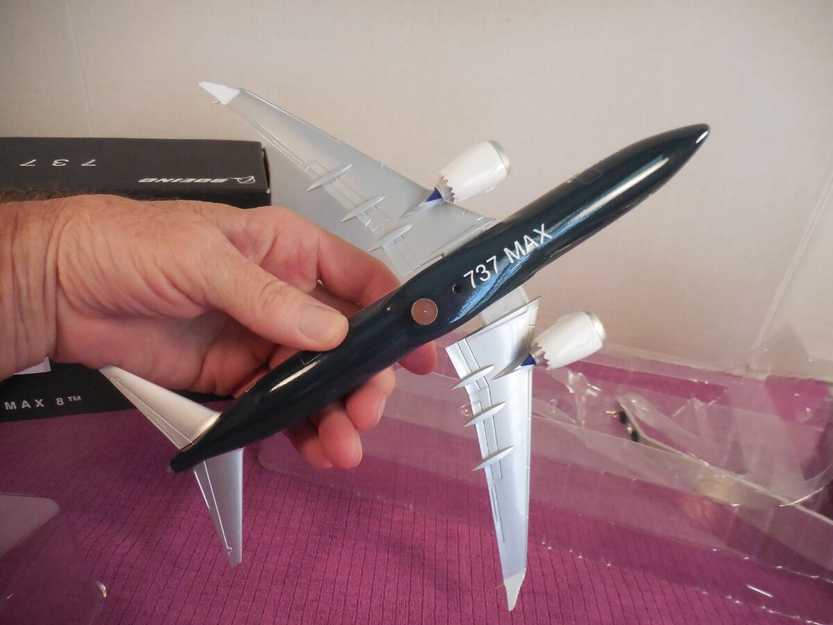 PacMin Boeing 737 Max 8 Desk Display Airplane Scale 1:144 w PacMin Boeing 737 Max 8 Desk Display Airplane Scale 1:144 w
