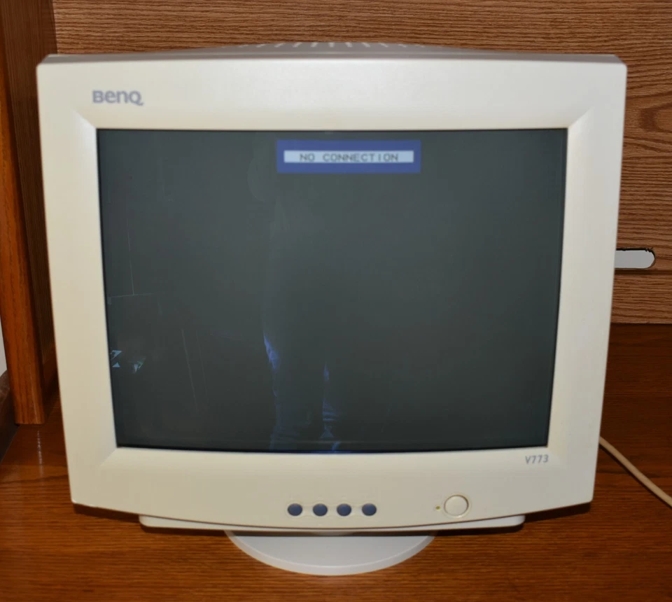 BENQ V773 Computer Monitor on Tilt Swivel Stand Rare Tube Model Working 16" - Image 2 of 4