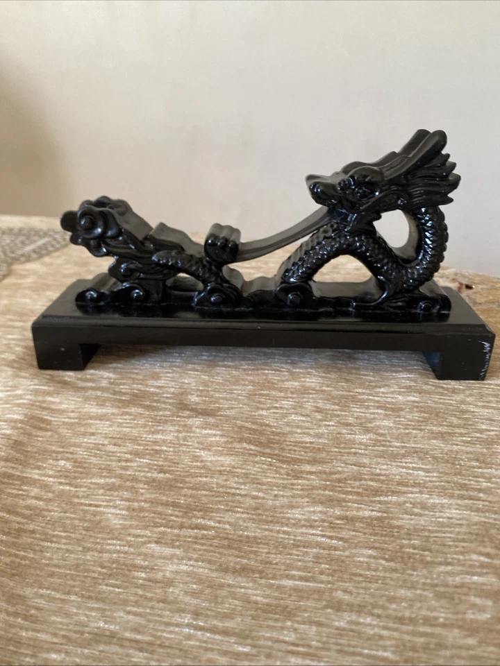 Una katana azul con una cara de monstruo impresa en ella extremadamente nítida y hermosa Foto 2 de 4