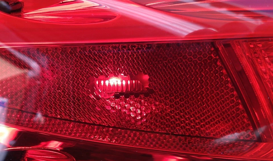 Infiniti FX35 FX37 QX70 2009-2017 lado del conductor exterior LED luz trasera (amortiguada). Foto 4 de 4