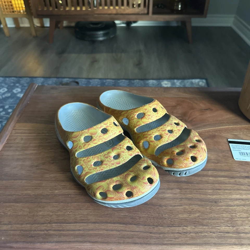 Sandalias zuecos Keen Yogui Arts para hombre talla 8 naranja Trippy Alien Y2K RARAS Foto 2 de 4