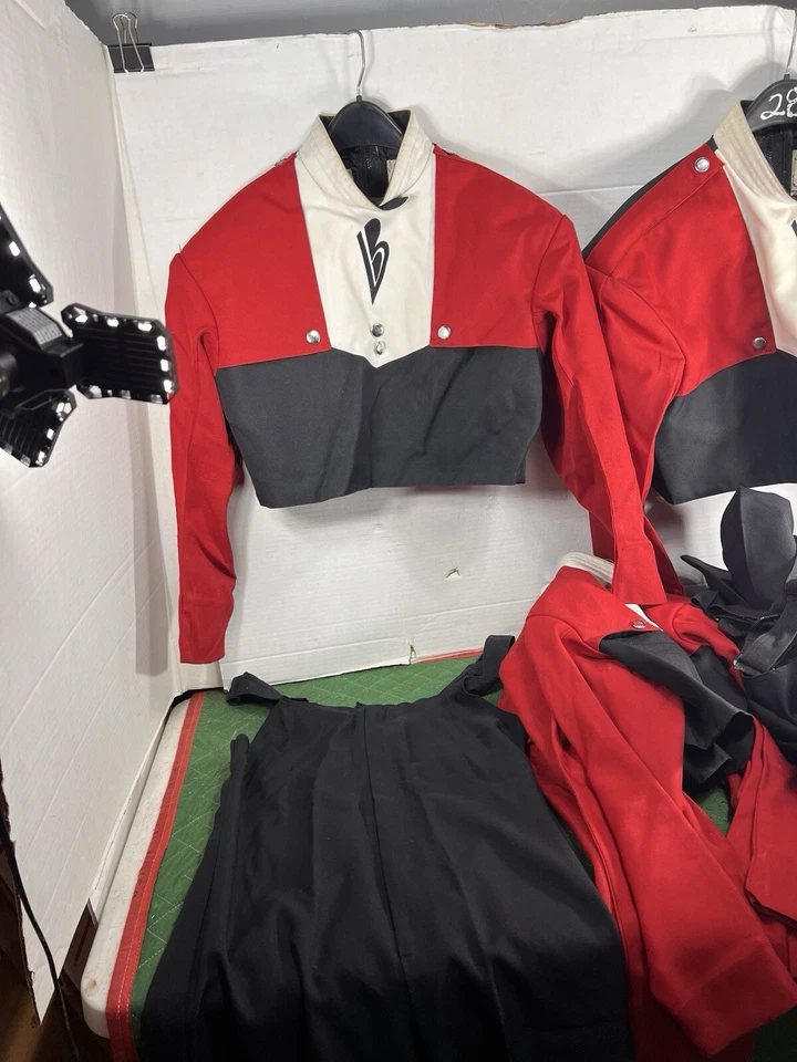 Lote De 6 De Colección Banda De Marcha Escolar Uniforme Chaqueta Pantalones Grupo Disfraz Rojo Negro Foto 2 de 4
