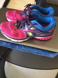 ladies brooks running shoes