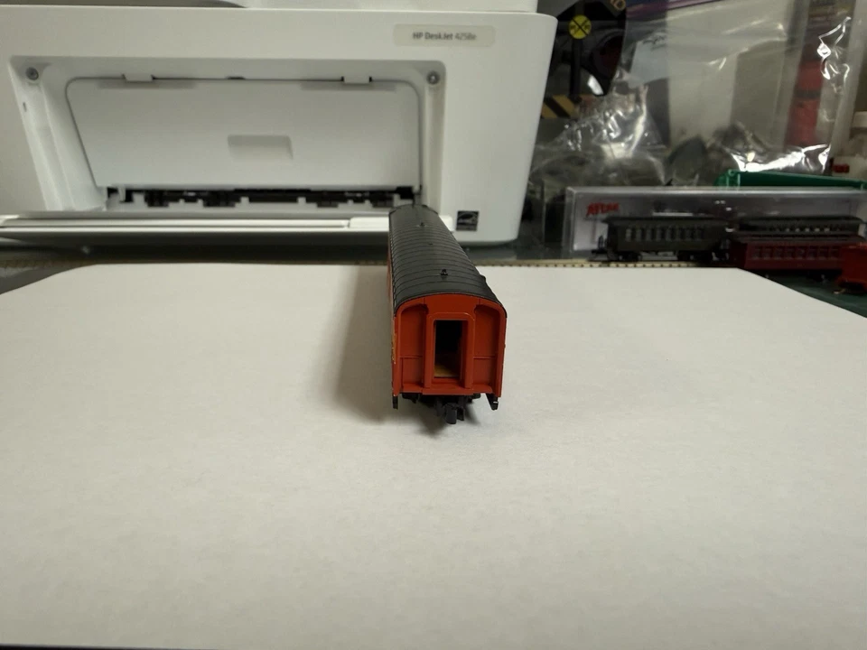 N Scale Kato  SP 2485 Chair Car From The Daylight Set - Image 4 of 4